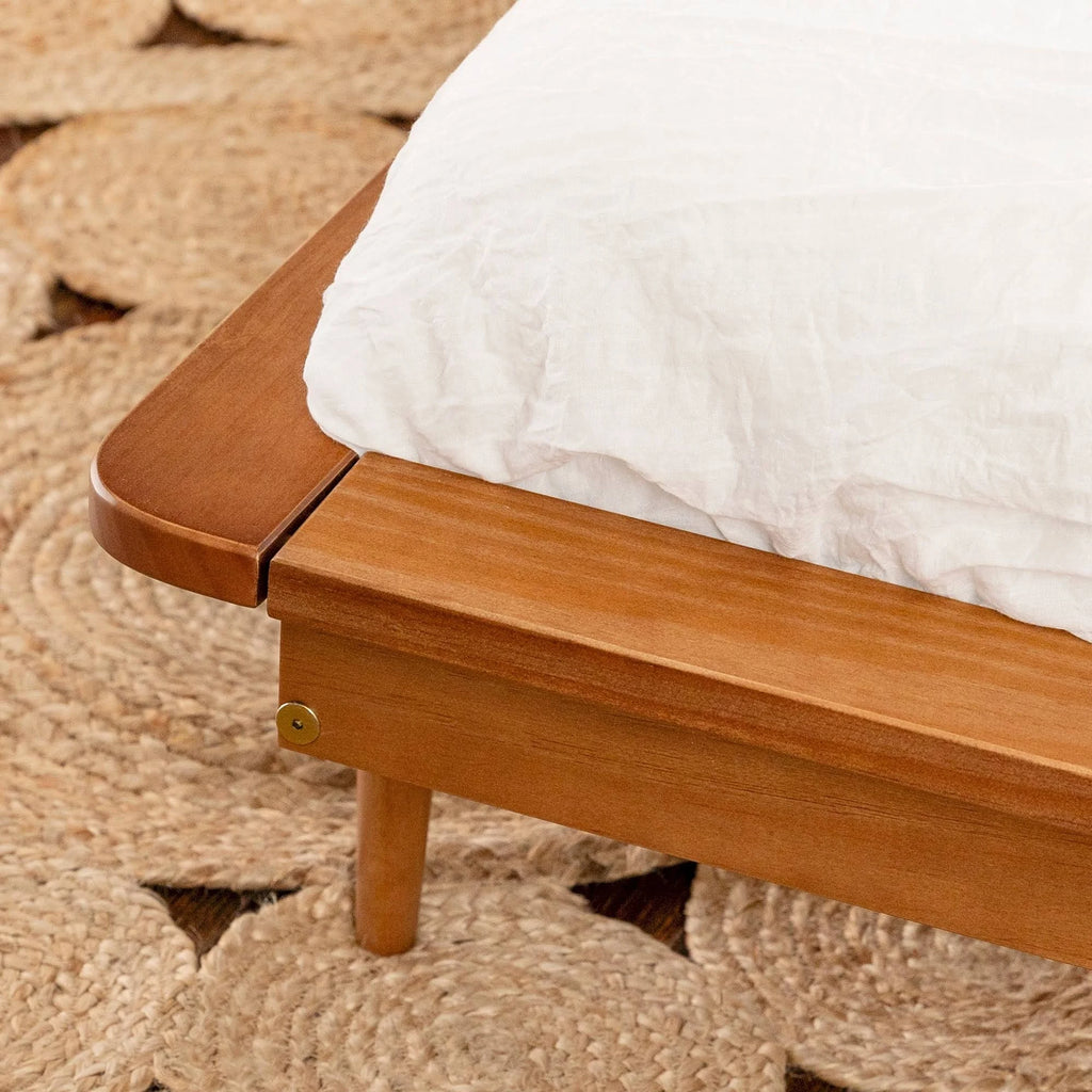 Solid Pine Wood Spindle Bed - Light Oak - Queen S9713